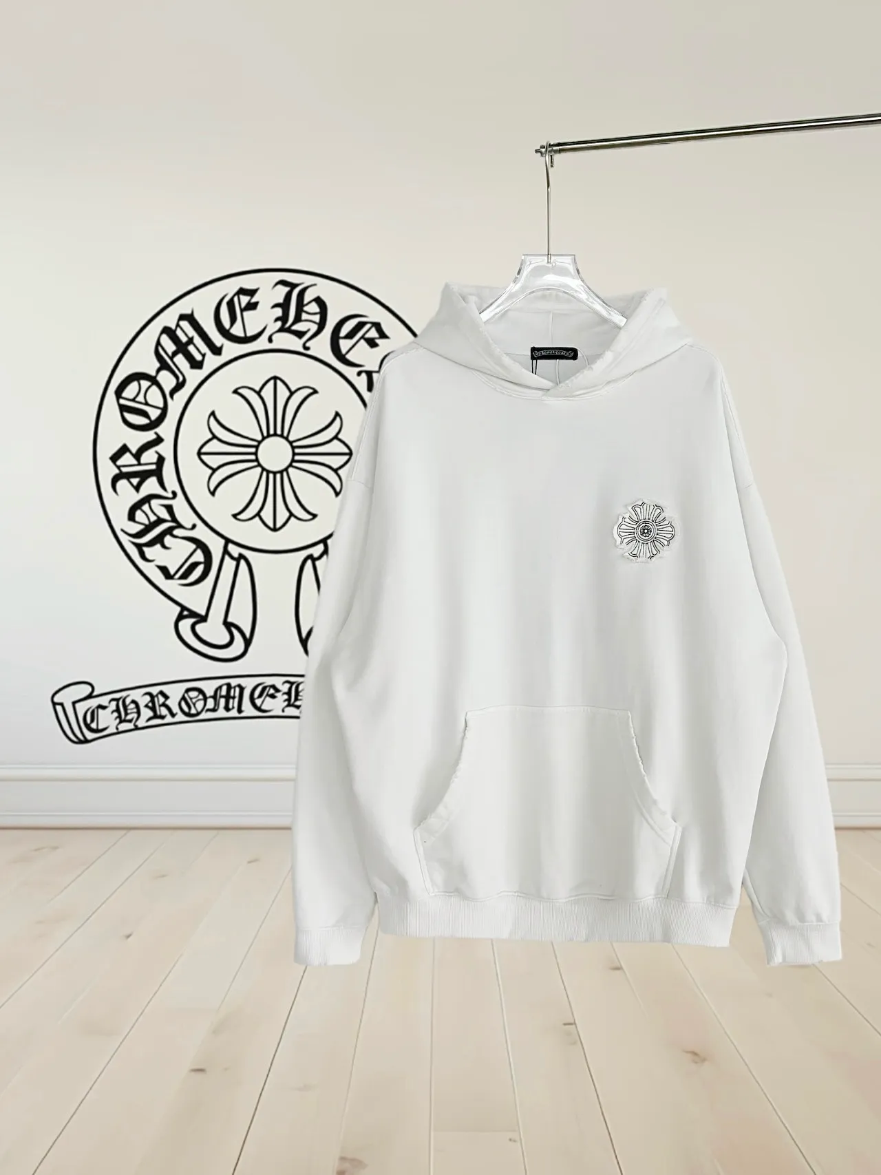 P340 [Higher version] Chrome Hearts*Chrome heart patch embroidered horseshoe logo‼ ️Hooded sweatshirt *Made of double-strand double yarn 430g pure cotton sweatshirt fabric. The fabric is woven with double-strand twisting, which is 40% stronger than single-strand yarn, forming a three-dimensional texture similar to the texture of tripe. It not only maintains the moisture absorption and breathability of pure cotton, but also achieves "softness but not collapse" through double-strand thickening. The whole strip is scanned and sprayed with technology The washing process produces a natural fading effect in parts, and the os version has a more lazy and loose feel. *Laser burnt patch embroidery➕Frayed process: micro-label on the chest patch, large logo horseshoe pattern on the back, heavy laser burnt three-dimensional patch embroidery pattern design, washed and frayed, and the overall garment presents a lazy style. *Whether it is for daily outings or sports and fitness, it can show your trendy attitude and become the focus of the street, with all three standards. Unisex style 𝐂𝐎𝐋𝐎𝐔𝐑: white blue black 𝐒𝐈𝐙𝐄: S-XL